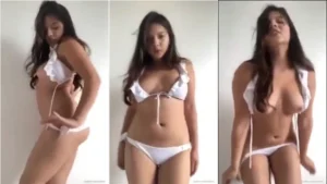 Menininha novinha, se exibindo toda sem roupa e com um jeitinho bem atrevido