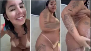 Morena irresistible se divertindo sozinha no banho, sem roupa