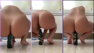 Siririca com shampoo enquanto a gostosa se joga em cima, cheia de tesão