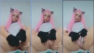 Vídeos de pornô amador com uma novinha ousada se mostrando completamente pelada