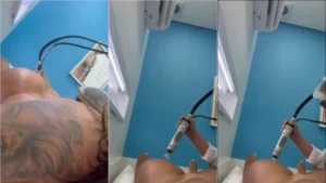 A esposa da Dessinha toda peladinha fazendo a depilação