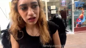 Artemis Carmona levando um capricho no banheiro público