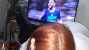 Bia Ruyva dando uma mamada safada no namorado enquanto acompanha o jogo de futebol
