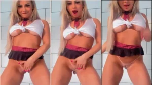 Ingrid Loira fazendo vídeos se divertindo sozinha e se masturbando