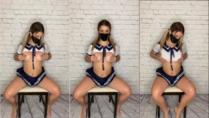 Kiera Young, a famosa mascarada, se gravando