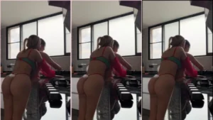 Laura Vanegas, uma gostosona cheia de charme, curtindo momentos com a amiga