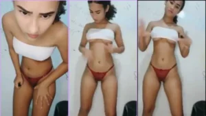 Magrinha ousada rebolando de fio dental na live!