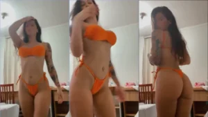 Mc Pipokinha, toda tatuada e cheia de charme, arrasando no biquíni que deixa tudo à mostra!