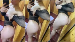 Natalie Gallas gravando um vídeo caseiro mostrando os peitos