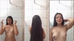 Nudes da novinha lindona, toda molhadinha debaixo do chuveiro!