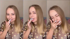Sensual simkaasmr se provocando enquanto saboreia os próprios dedos