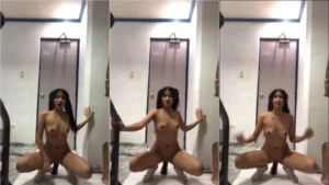 A Indiazinha se acomodou delícia naquele pau de borracha bem grosso
