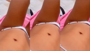 Atraente Aricia Silva relaxando ao sol com um biquíni bem curtinho