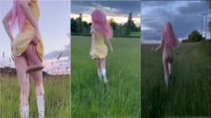 Belle Delphine toda nua no matinho
