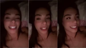 Deliciosa Sophia Carracini trocando uma ideia com a câmera
