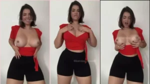 Fada branquinha, cheia de curvas, com um short curto e uma blusinha, se dançando de um jeito bem provocante