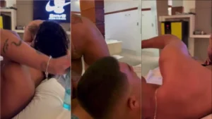 Karolyne, uma morena sensual, se divertindo com a amiga na cama