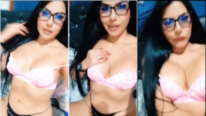 Mia Zapata, essa morena irresistível, tá se esbaldando e se deleitando com o seu rebolado!