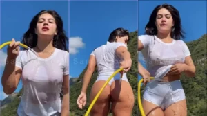Samy, toda linda, se refrescando com um banho de mangueira