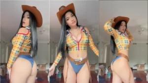 Vídeo caseiro da Sofia Gomez se mostrando toda linda vestida de peoa
