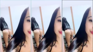 Bianca Angel com aquele corpão irresistível de quatro, se olhando no espelho