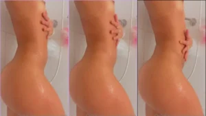 Lessa Silva apareceu toda gostosa e cheia de charme no banho!