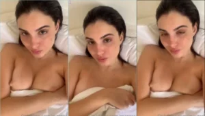 Mariana Marques ebuceta seus peitinhos