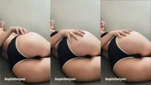 Sophi Delyon, uma delícia, dando aquele aperto na bundinha gostosa
