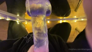 Vagabundinha sttaringartx saboreando o consolo como se fosse buceta
