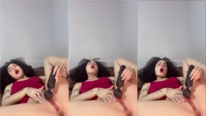 Velhinha se entregando ao prazer, gritando e se contorcendo toda durante o orgasmo