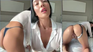 Yoona Lee dando aquela esfregadinha marota na sua intimidade