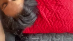 Alessa toda safada, se divertindo enquanto pega uma pimenta!