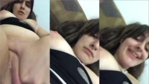 Apareceu na internet uma mina novinha com a xoxota fervendo!