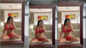 Confere só como a lisbethoficial manda bem em provocar na frente do espelho!