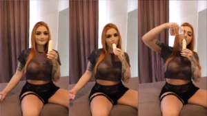 DJ Ludi saboreando uma banana bem molhadinha de leite