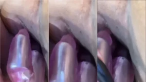 Mandy Lia se divertindo com um vibrador incrível na sua ppk toda depiladinha