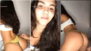 Menininha gostosa fazendo uma chupetada no namorado durante uma live em casa