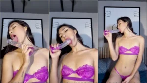 Natalia Vargas se divertindo com um vibrador na boca e na intimidade