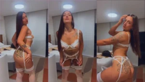 Privacidade quente de uma gostosa tatuada de calcinha branquinha se provocando