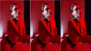 Professora sexy Cibelly Ferreira durante o ensaio toda acorrentada