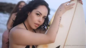Rolou um vazamento da Marcelaamq sem roupa na praia, cercada de várias minas sensacionais!