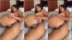 Soyluiicam exibindo a calcinha fio dental bem apertadinha na xoxota