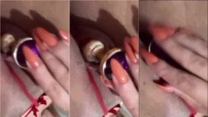 Tanny, a safadinha, se divertindo com o plug anal