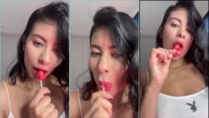 Tatiana Quintero se deliciando com um pirulito de maneira bem provocante