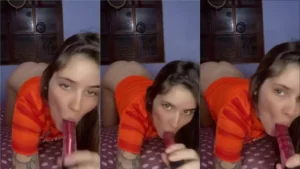 Vanessa Braz de quatro, mostrando o bundão nu