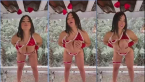 Ashley Carolina, com seus peitos enormes, se tocando de um jeito irresistível