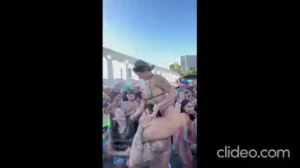 Carnaval 2026, a safada Privacy Larissa Sumpani tá mostrando os peitinhos em público no bloco de rua!