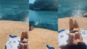 Criadora de conteúdo, a letsgab, de boa na praia fazendo suas publicações bem à vontade