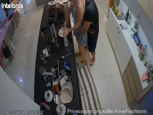 Dá só uma olhada na Aline Fischborn toda nua na cozinha!