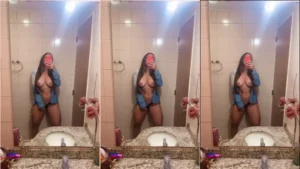 Jessica Patezz, maravilhosa e irresistível, se exibindo sem sutiã na frente do espelho